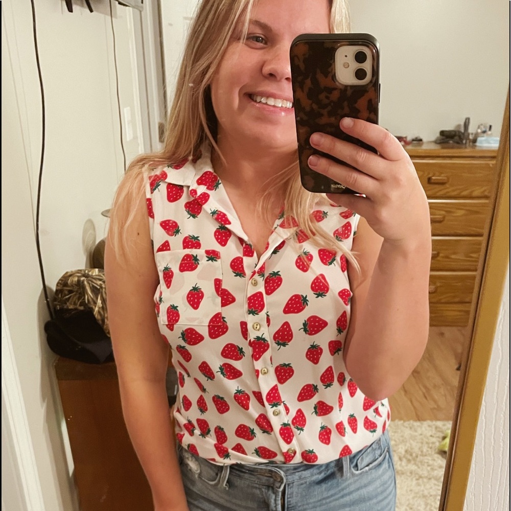 STRAWBERRY GRAPHIC TOP size small